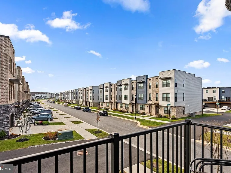 818 Bond St — Photo 23