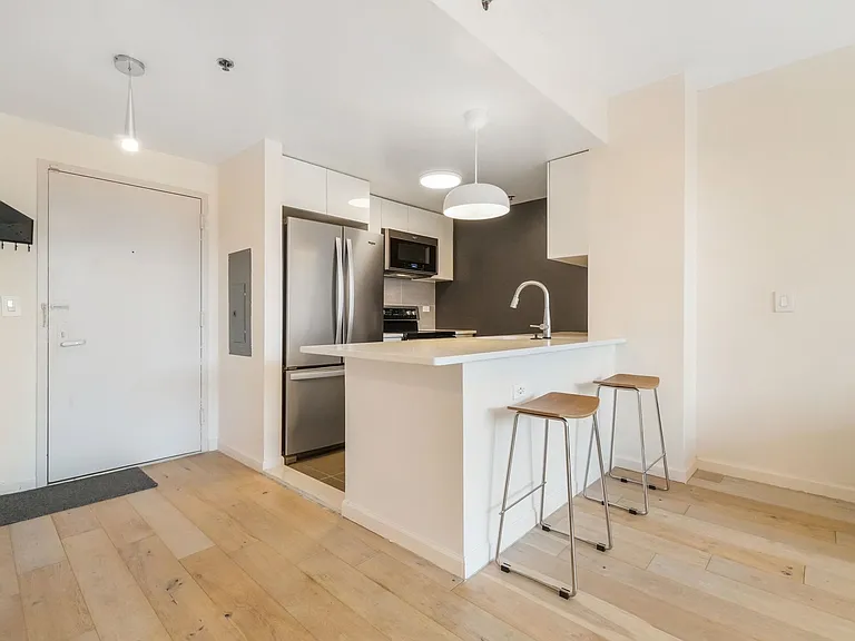 102 Christopher Columbus Dr #402 — Photo 8