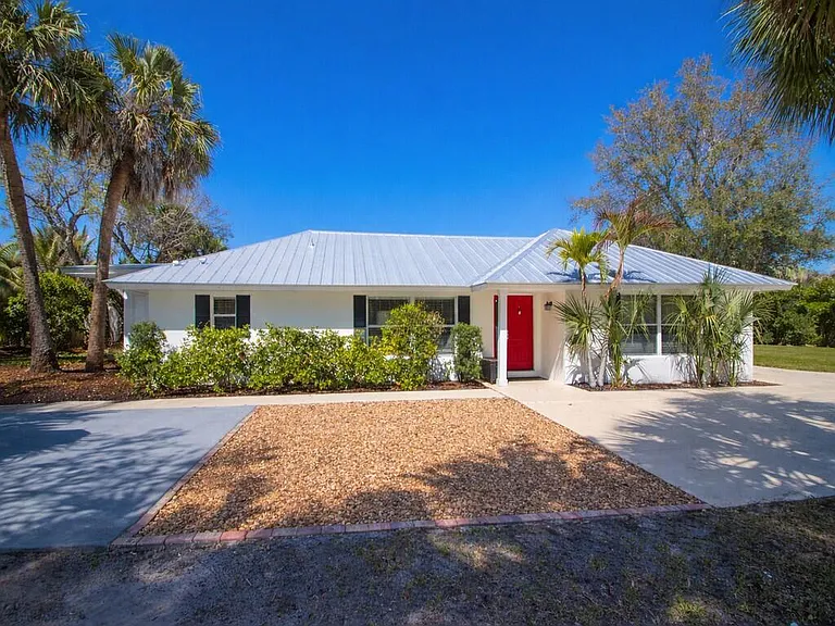 527 E Causeway Blvd — Photo 1