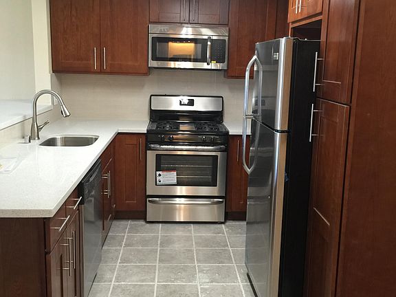 3rd image of 102 Oak Ct