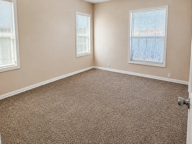 1102 Tarpley Ave — Photo 2
