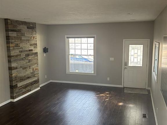 3rd image of 1450 Pleasant St