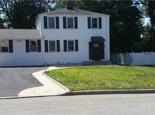 98 Browers Ln, Roslyn Heights, NY 11577