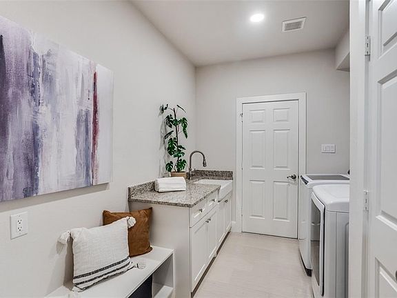 3rd image of 2733 Woods Ln