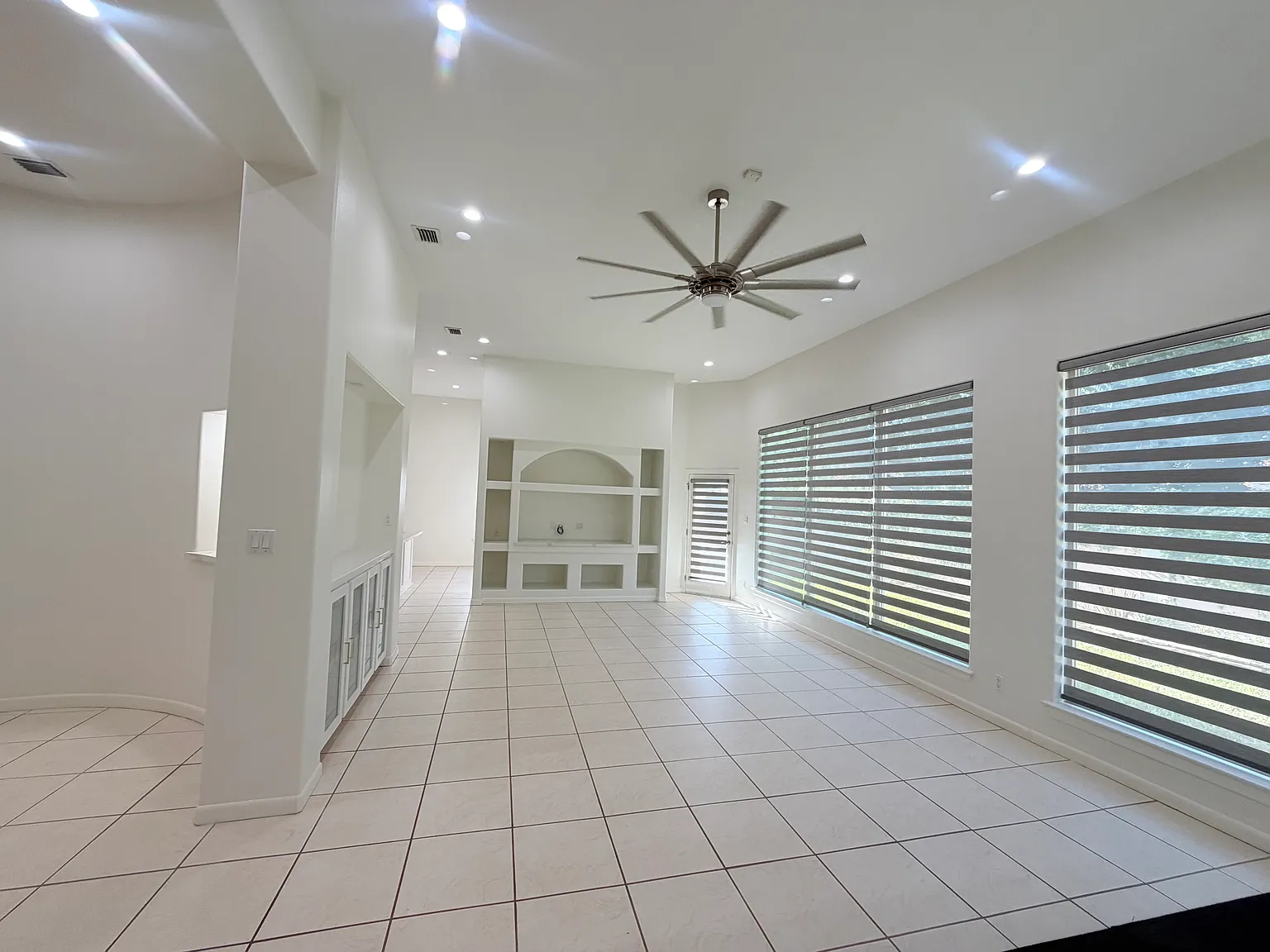 3 bed, 3.5 bath, 2606 sqft, $2,700 — Photo 4
