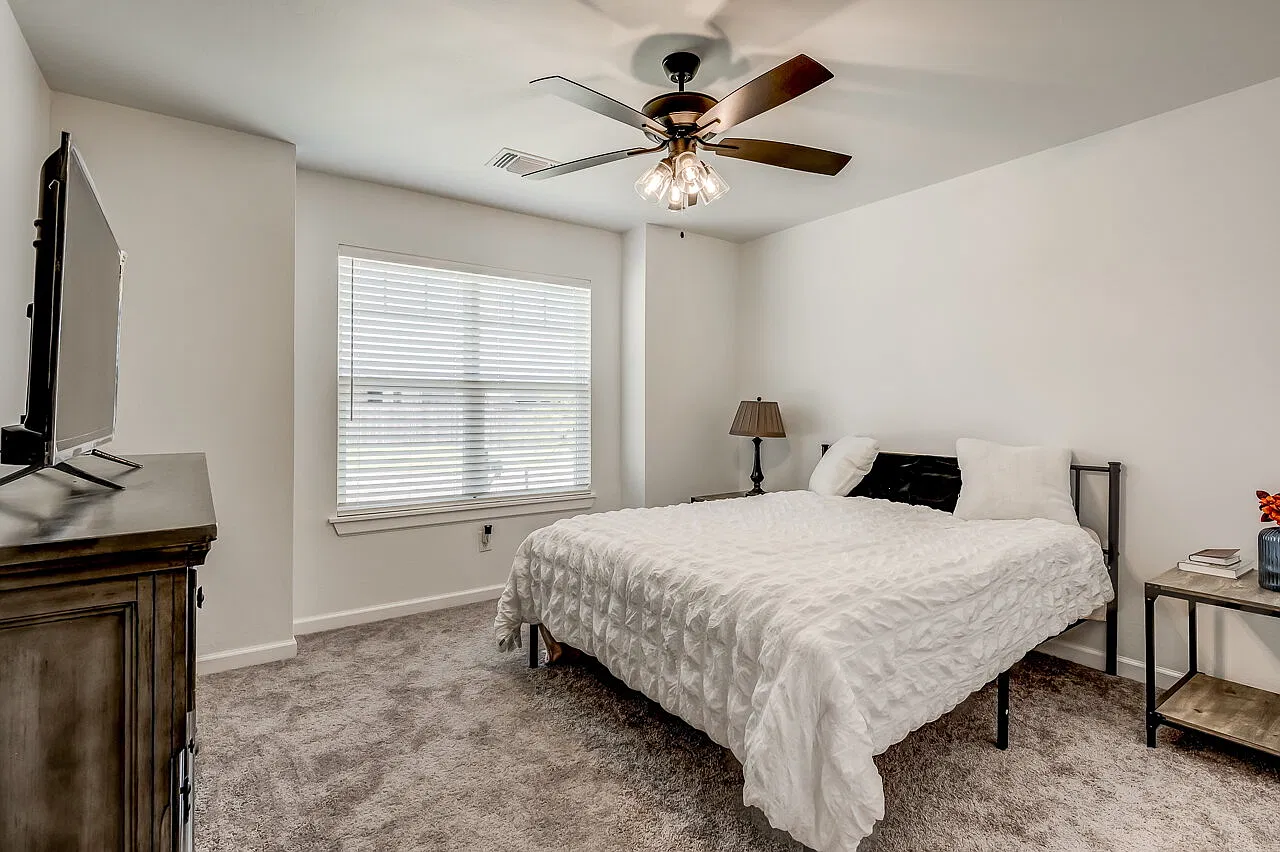 3 bed, 2.0 bath, 2149 sqft, $2,350 — Photo 3