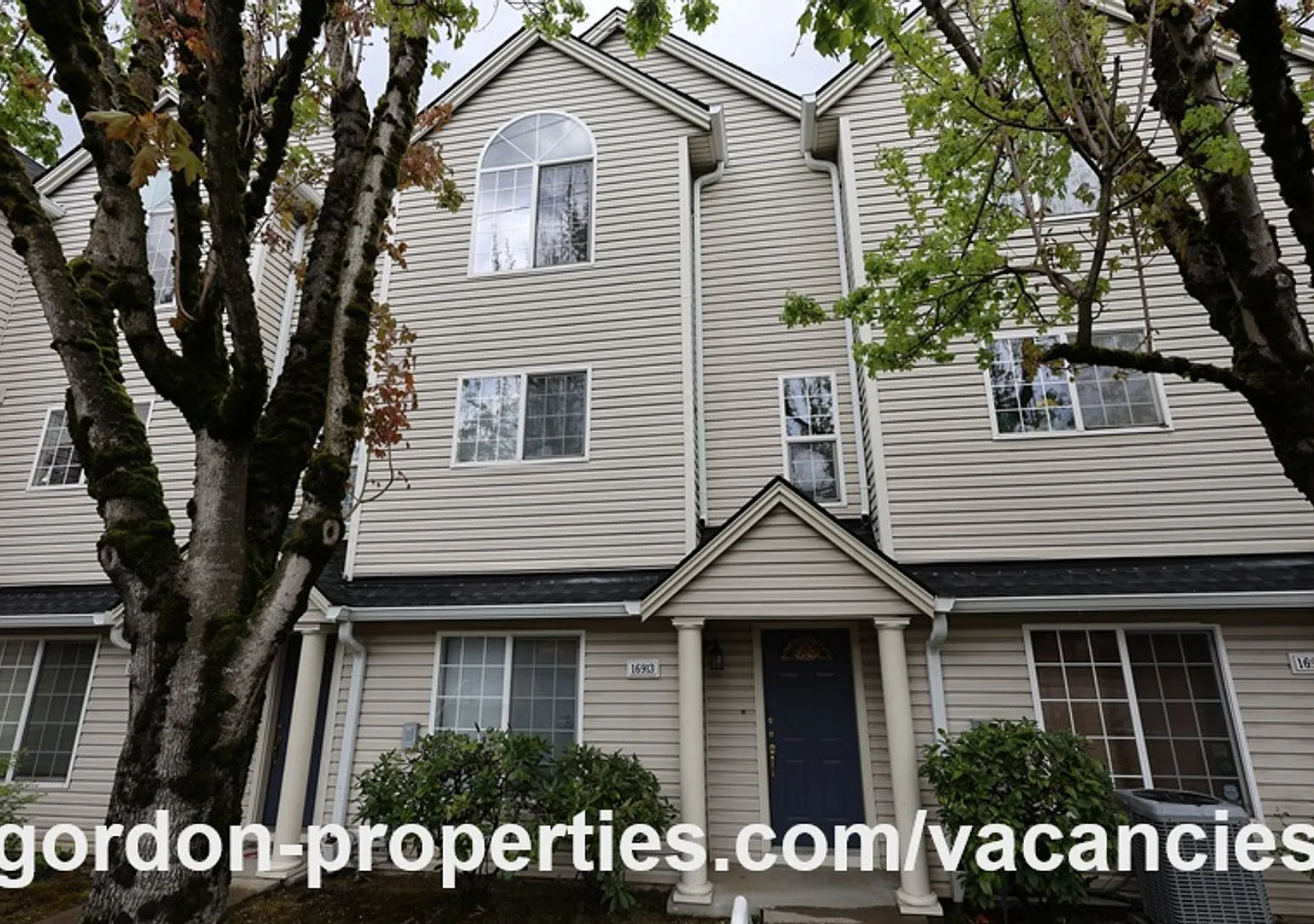 Ne Halsey St - August Special Gresham 2 Bedroom Townhouse With Den/Office — Photo 2