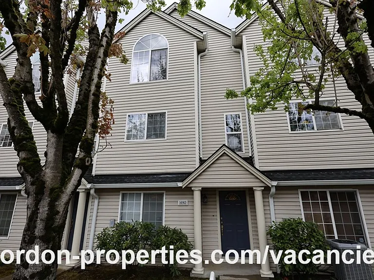 16913 NE Halsey St — Photo 2