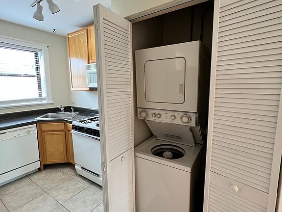 2nd image of 1255-1249 W Henderson St #3G