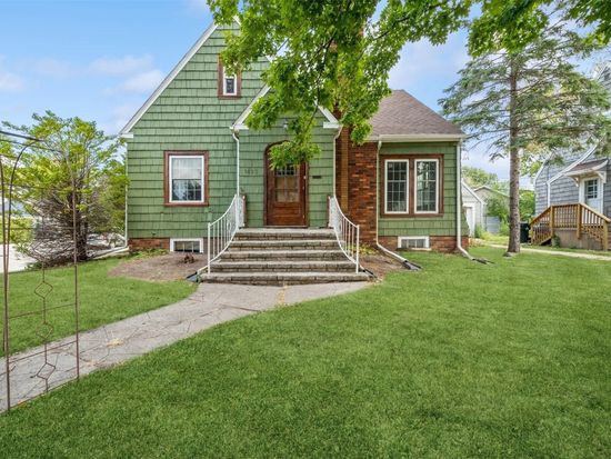2600 Meadowbrook Dr SE, Cedar Rapids, IA 52403