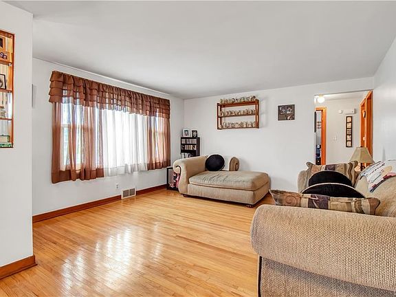 3rd image of 86 Lennox Ave