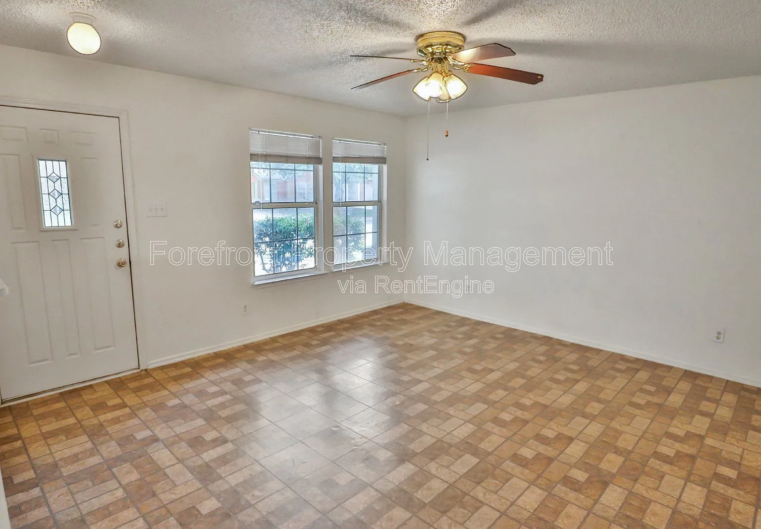 3 bed, 1.0 bath, 981 sqft, $1,300 — Photo 4
