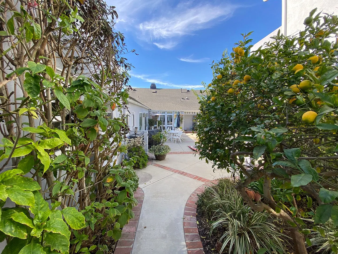 Downtown El Segundo Executive One Bedroom!! — Photo 2