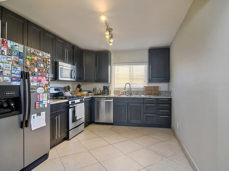 2043 1/2 Oliver Ave — Photo 3