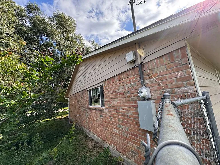 1405 Northview Dr — Photo 2