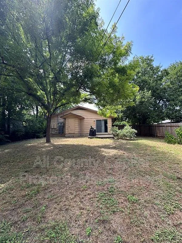 2 bed, 1.0 bath, 832 sqft, $995 — Photo 2