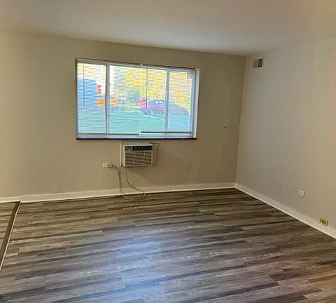 3rd image of 747 Grant Ave APT 1E