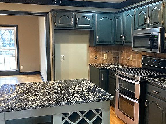 KITCHEN W/ DOUBLE GAS OVEN