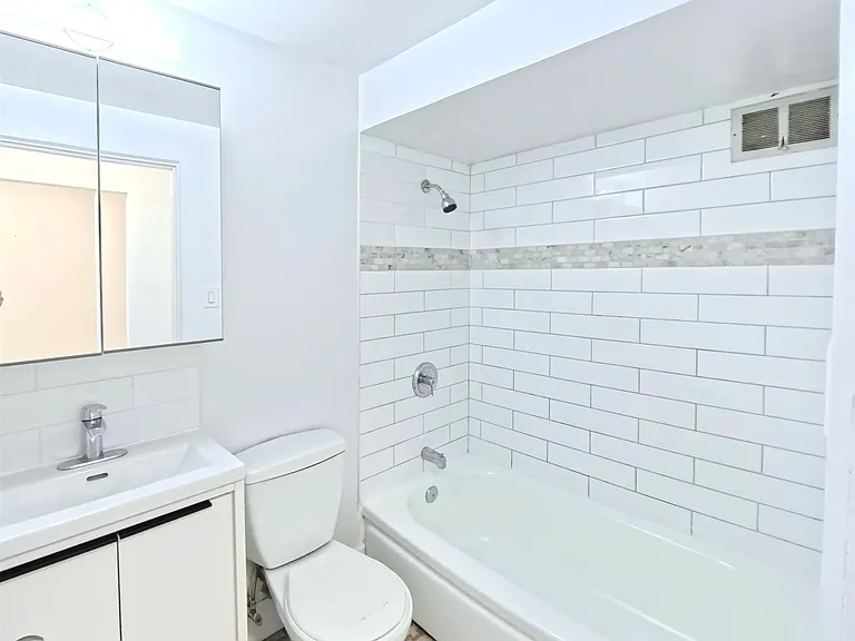 1540 Haro St #201 — Photo 11