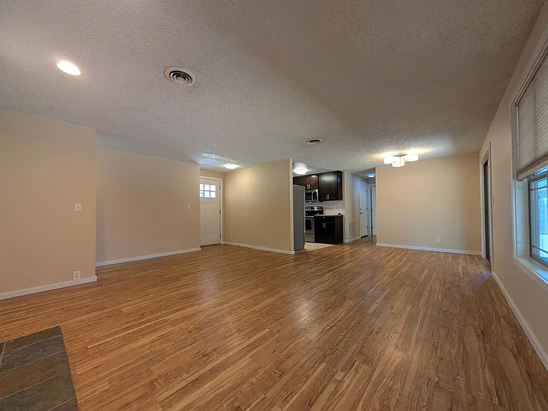 2145 Laurelhurst Dr — Photo 3