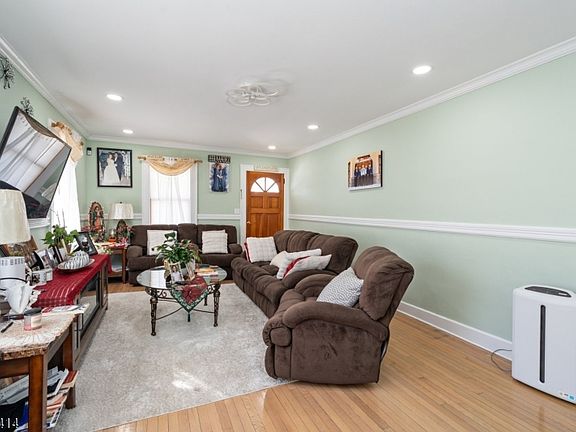 4th image of 18 Elycroft Ave