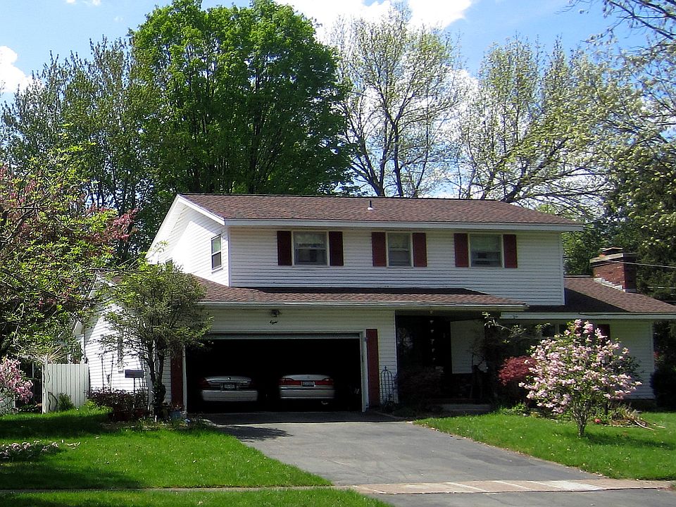 1st image of 8 Overbrook Ln