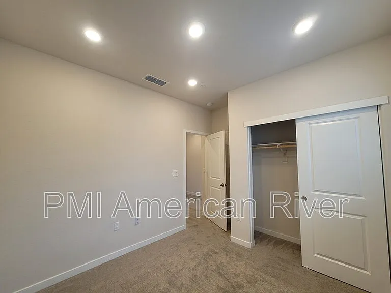 5033 Rialto Dr — Photo 8