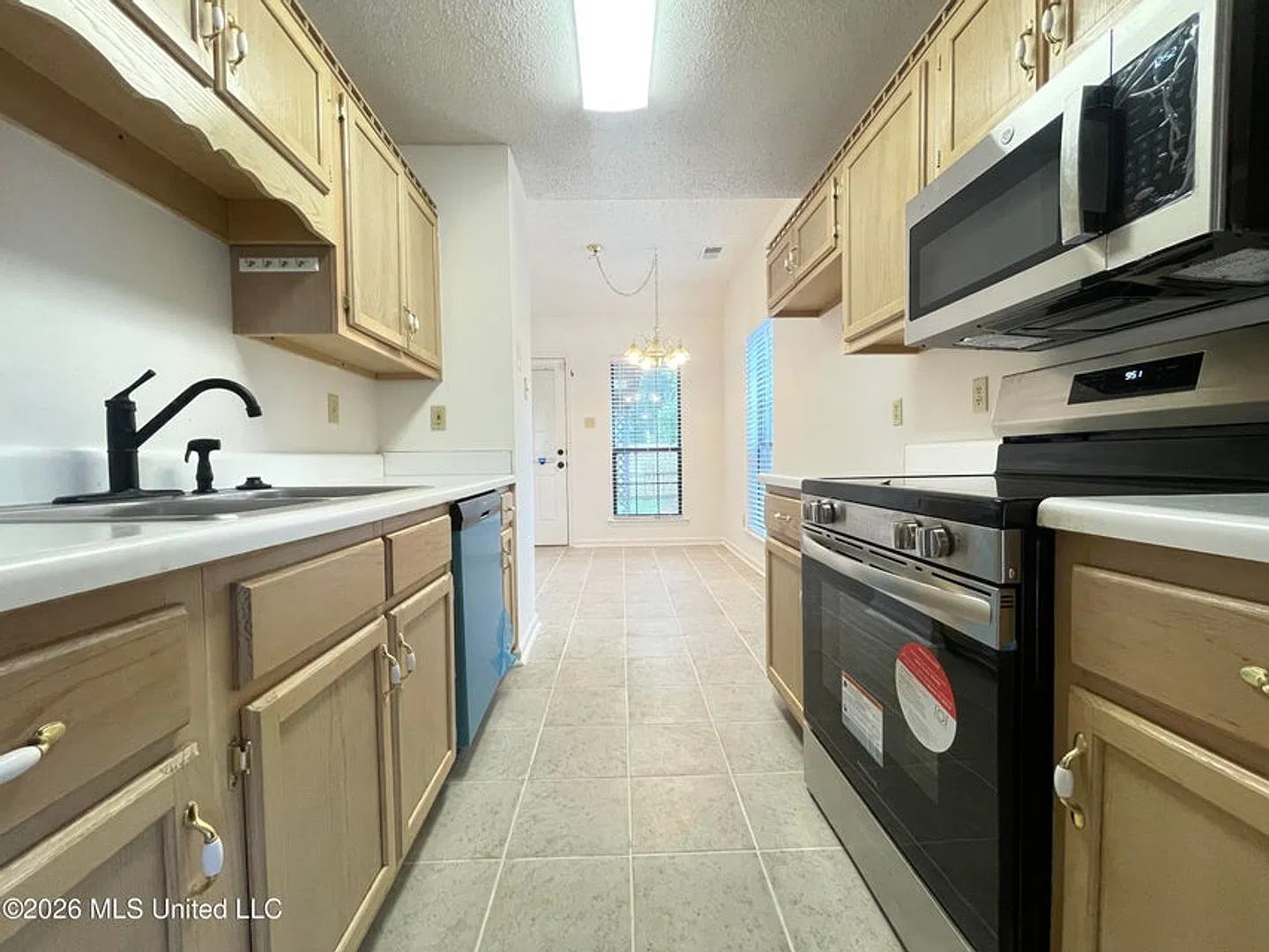 Townhouse close to everything!! new appliances — Photo 3