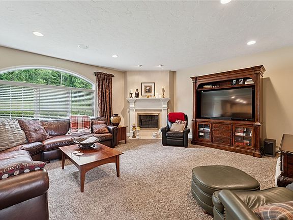 5th image of 1371 Hemlock Dr