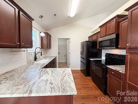 2nd image of 307 Rhea Rd