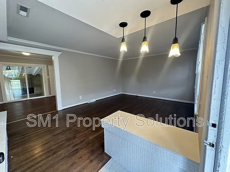 626 Memphis St — Photo 3