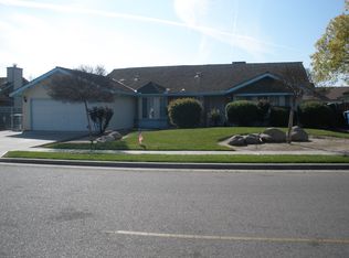 1055 Oakdale Ln, Lemoore, CA 93245