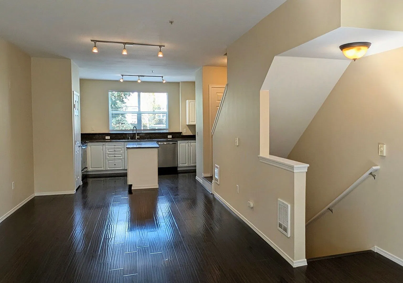Lynnwood 3 bdrm Townhome with attached Garage — Photo 2