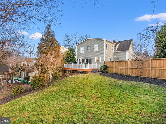 4th image of 813 Beverley Dr
