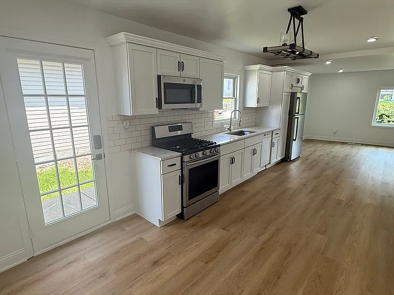 526 Ledochowski St — Photo 9