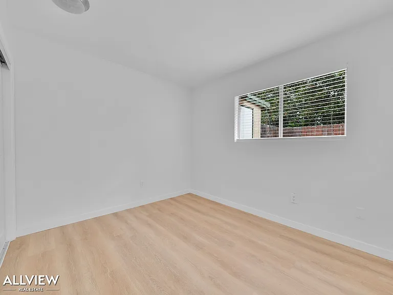 528-530 S Tulip Street — Photo 12