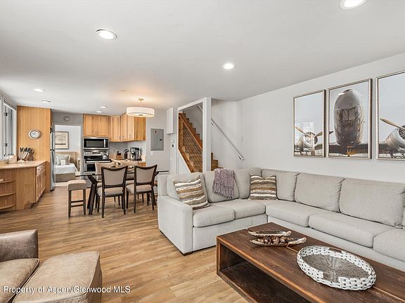 5th image of 135 Carriage Way #16