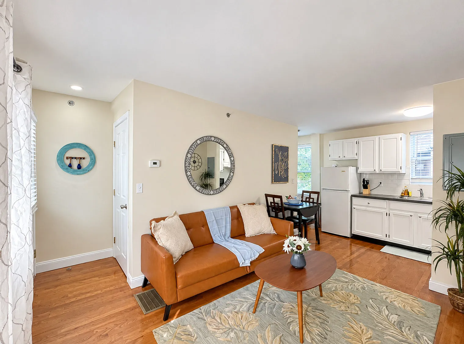 2 bed, 1.5 bath, 893 sqft, $6,283 — Photo 3