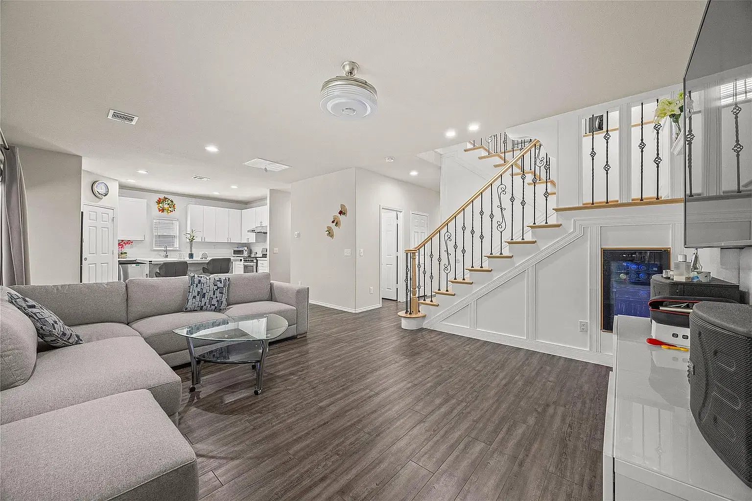3 bed, 2.5 bath, 2064 sqft, $2,100 — Photo 2