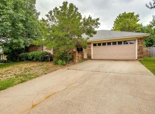 220 NE Shady Oaks Dr, Burleson, TX 76028