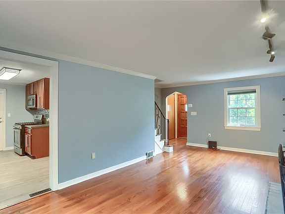 5th image of 8995 Eastview Dr