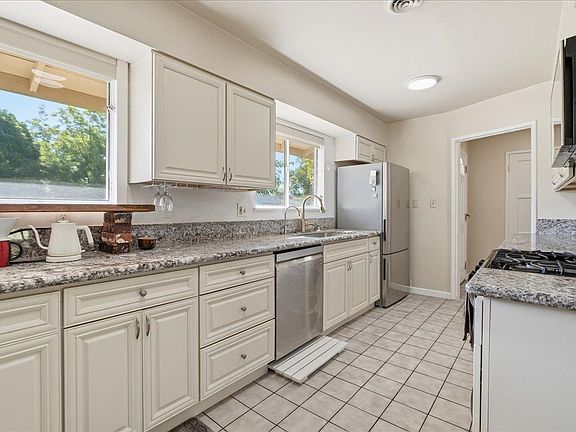 4th image of 921 Patricia Way
