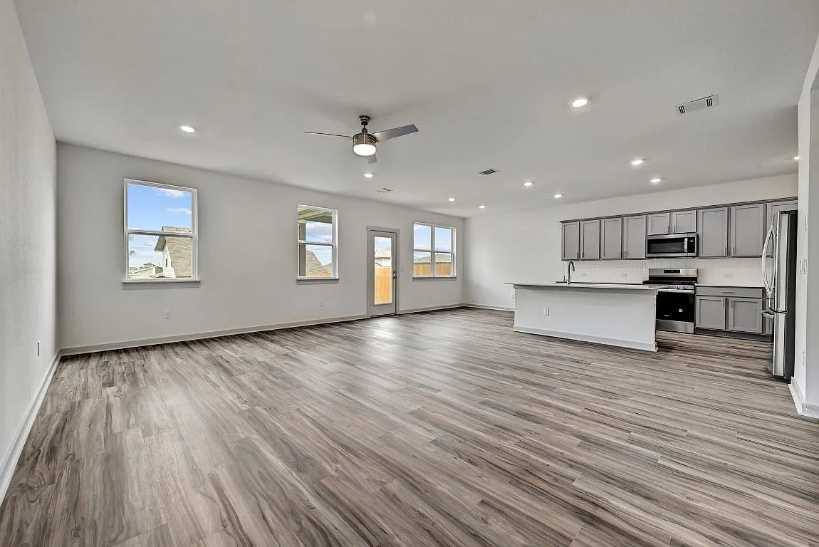 4 bed, 2.5 bath, 2381 sqft, $1,150 — Photo 3