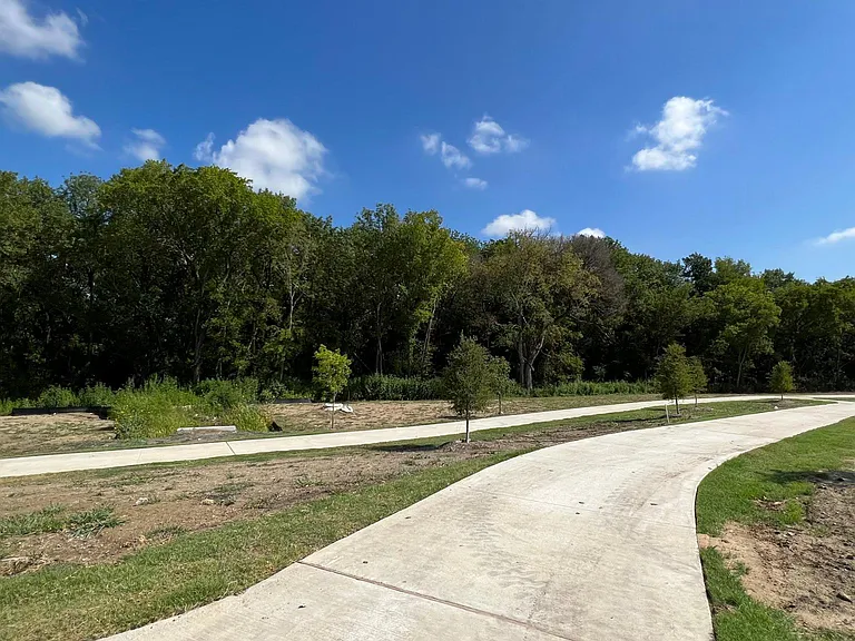 702 Camden Dr — Photo 39