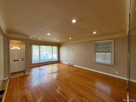 5th image of 23630 Morton St