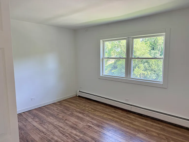 255 E Oak St #10 — Photo 8