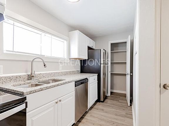 5th image of 3458 Caroline Ave