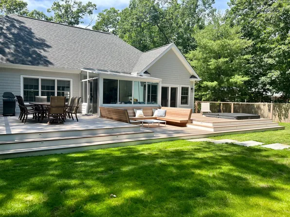 https://photos.zillowstatic.com/fp/82dfb10e85a1fde3a14e0185b7a0541e-p_e.webp
