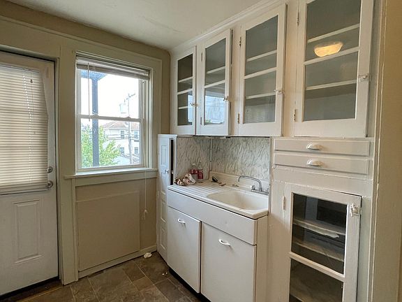 2nd image of 1154 Kenmore Ave