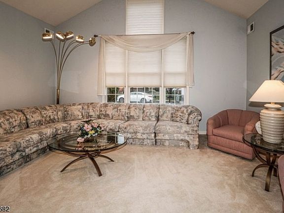 5th image of 14 Tallman Ln